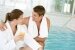 junges glückliches Paar entspannt sich am Swimmingpool