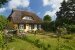 Cottage mit Strohdach im hübschen Garten