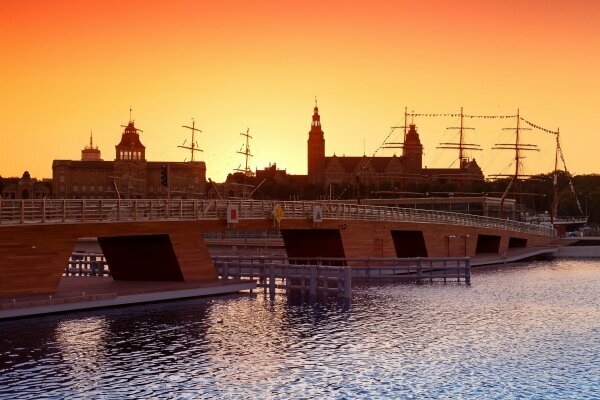 schöner Sonnenuntergang an der Wasserfront in Szczcein