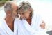Älteres Paar im weißen Bademantel umarmt sich