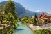 Fluss zwischen Häusern und Bäumen in Interlaken