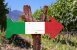 Italienflagge auf hölzernem Schild