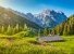 Idyllische Landschaft in den Alpen mit Berghütte im Frühling
