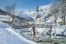 Schöne Winterlandschaft in den Alpen mit Kirche Stockfoto