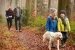 Familie gehen Hund durch Wald Winter 