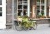 Zwei Fahrräder in der Nähe eines Ladens in Den Bosch