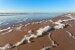 Sandstrand an der Nordsee mit blauem Himmel