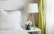 modernes Schlafzimmer mit Holzlampe um sich wie zu Hause zu fühlen