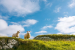 Zwei Schafe in der grünen Zone felsigen Klippe vor blauem Himmel