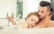 junges glückliches Paar genießt ein heißes Bad