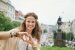 böhmische Frau in Prag formt ein Herz mit den Händen