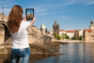 schöne junge Touristin fotografiert Sehenswürdigkeiten