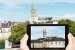 Tourist fotografiert Kathedrale und Häuser in Angers