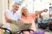 Älteres Paar fährt Fahrrad mit Karten in der Stadt