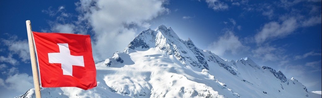 Schweizer Flagge und Berg mit Schnee, Quelle: surangaw/istockphoto