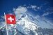 Schweizer Flagge und Berg mit Schnee