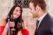 Romantisches junges Paar trinkt Rotwein