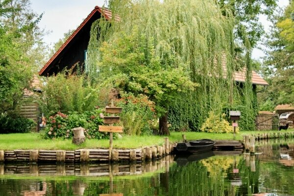 Strohgedeckten Bauernhaus am Kanal in Spreewald (Brandenburg-Deutschland)