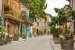 provenzialische Straße mit typischen Häusern in Südfrankreich