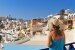junge Frau genießt den Blick auf die Insel Santorin