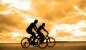 zwei junge Erwachsene sportliche Mountainbiker