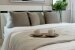Dekoratives Holztablett mit Tee auf einem Bett