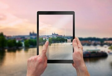 Zwei Touristinnen nahe der Karlsbrücke