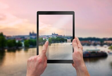 Zwei Touristinnen nahe der Karlsbrücke