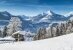Winterlandschaft mit Berghütte in den Alpen