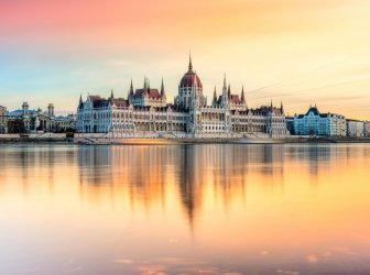 ungarisches Parlament im Sonnenuntergang