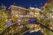 Kanal in der historischen Altstadt von Utrecht am Abend