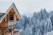 hölzernes Haus im Winter in den Bergen