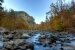 Herbst kleiner Fluss in den Bergen