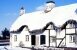 strohgedeckte Häuser im Winter, England
