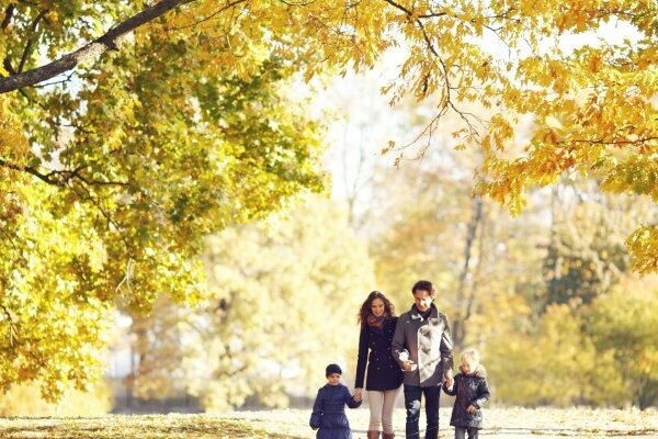 Familie gehen im Herbst-park