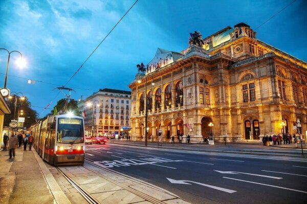 Wiener Staatsoper in der Nacht