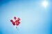 rote Luftballons am blauen Himmel
