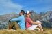 Junges Paar genießt den Panoramablick auf die Alpen der Schweiz