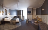 Das Themenzimmer "1001 Nacht Suite mit Whirlpool" soll den Flair des modernen Orients einfangen.
Die vorherrschenden Farben sind Gold, Weiß, Erdfarben und Grauflächen kombiniert mit Silber und Farbakzenten.
Das Konzept "1001 Nacht" w