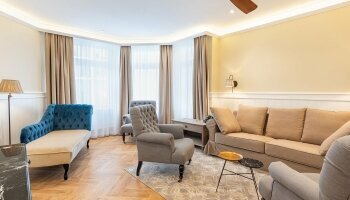 Die 4 großzügigen Zweiraum-Appartments liegen in der ersten und zweiten Etage (kein Aufzug vorhanden) und sind besonders für Familien geeignet. Mit einer Größe von circa 48 m² bieten sie optimalen Platz für bis zu 4 Personen. Die Appartments sind in ei