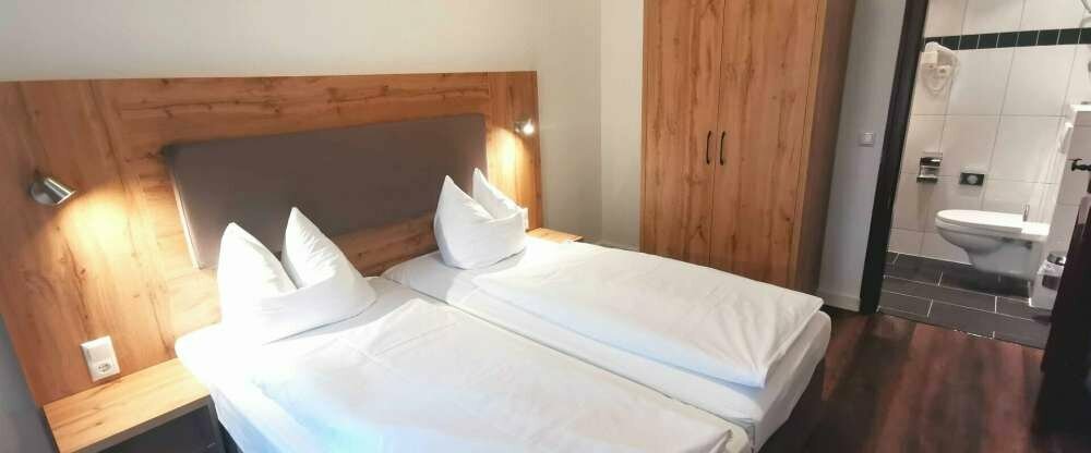 Das Familienzimmer mit 2 getrennten Schlafräumen ist speziell für Reisende mit Kindern gedacht. Die Zimmer bieten Platz für drei Personen und verfügen über ein eigenes Bad/WC. Es ist mit einem Doppel- und ein Einzelbett ausgestattet.