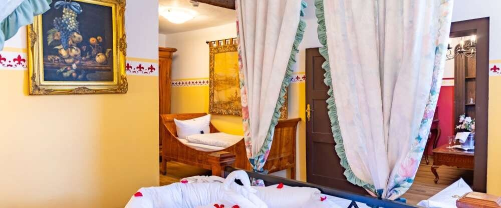 Mit viel Liebe zum Detail wurde jedes einzelne der 22 Hotelzimmer ganz individuell in die Gegebenheiten der historischen Burg eingebettet. Somit gleicht kein Domizil dem anderen. Mal ist es ein Bad, welches Sie durch eine Geheimtür im Kleiderschrank errei