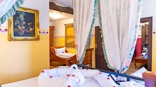 Mit viel Liebe zum Detail wurde jedes einzelne der 22 Hotelzimmer ganz individuell in die Gegebenheiten der historischen Burg eingebettet. Somit gleicht kein Domizil dem anderen. Mal ist es ein Bad, welches Sie durch eine Geheimtür im Kleiderschrank errei