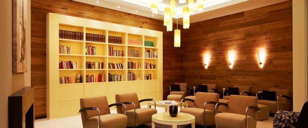 Bibliothek in der Kamin-Ruhelounge