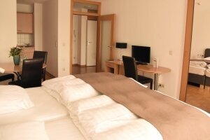 Unsere 4-Bett Zimmer verfügen über 2 Schlafzimmer mit je 2 Betten und Balkon