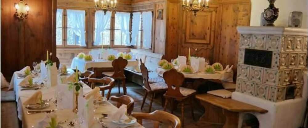 Unsere Antoniusstube bietet Platz für bis zu 25 Personen und kann komplett abgeschlossen werden, somit äußerst geeignet für kleine Familienfeier. Der Kachelofen sorgt für eine gemütliche Wärme im Winter.