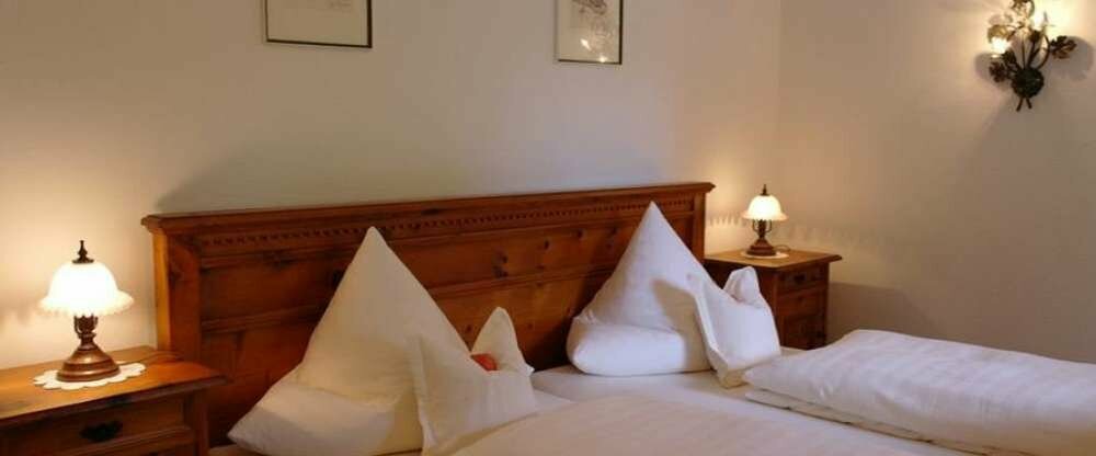 Suite mit 3 Doppelbett-Schlafzimmern, ein Badezimmer, 2 Abstellzimmer für Koffer und Kleidung und einen großen Balkon.