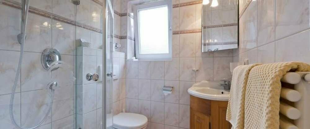 Unsere Badezimmer sind nicht sehr groß aber inzwischen fast alle renoviert und alles Unikate. Manche sind mit Badewanne