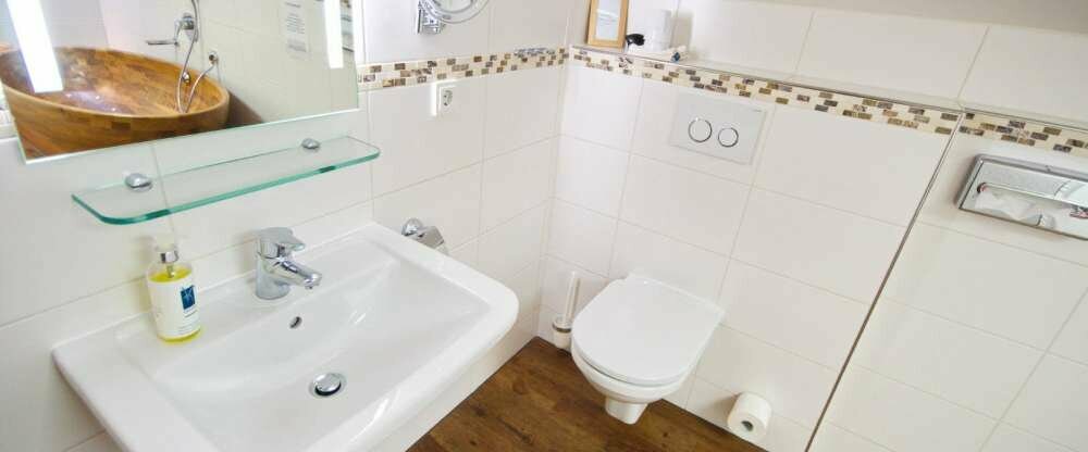 In einigen Themenzimmern gibt es vollsaniertes Badezimmer