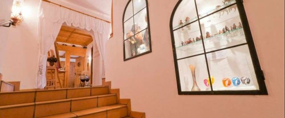 Unser Hotel hat 3 Etagen welche mit Terracottafliesen sehr gemütlich und elegant erscheinen. Auch wegen den schönen Vitrinen und Bildern. Es gibt einen Lift.